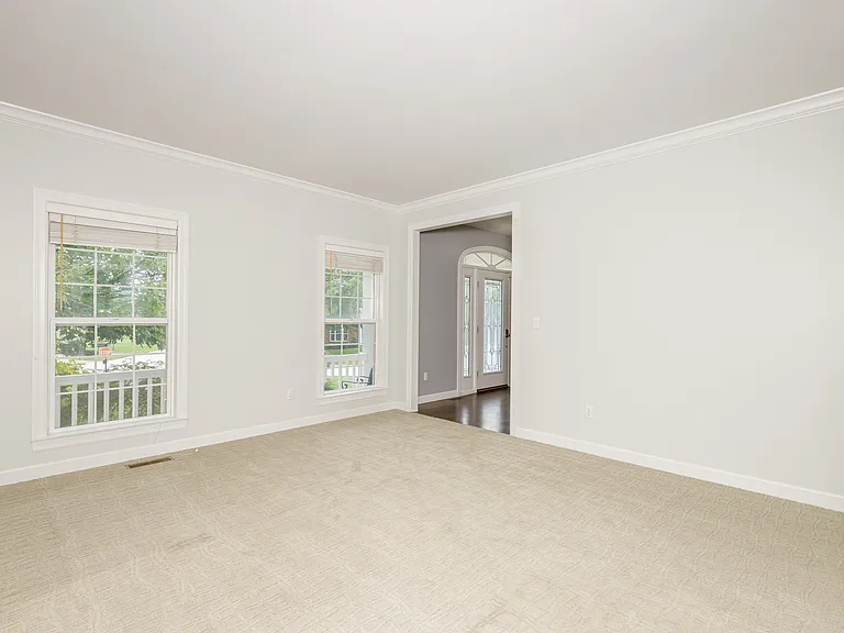 120 Roehampton Ln — Photo 6
