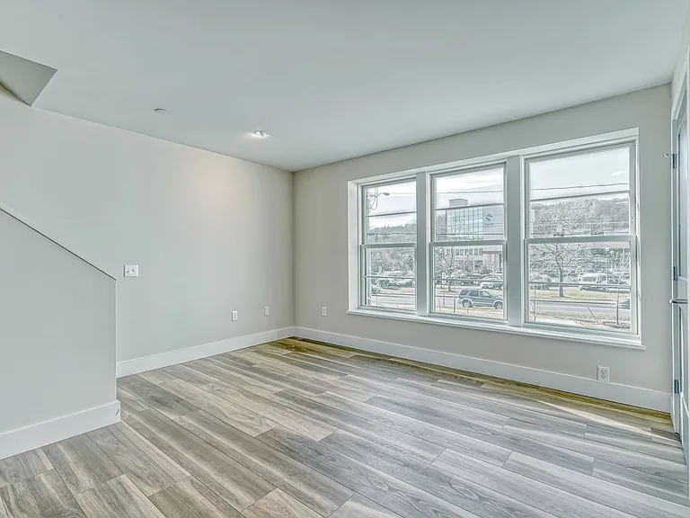 323 Taughannock Blvd — Photo 44