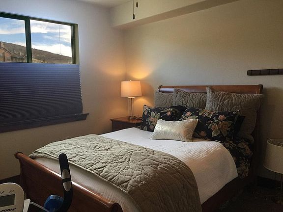 Bedroom with up/down honeycomb black out blinds