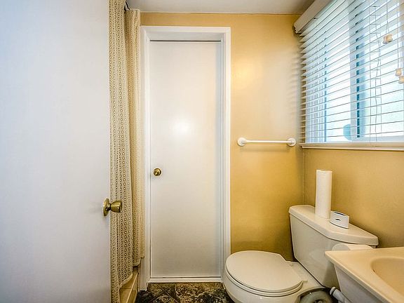 4th image of 16807 Glenburn Ave