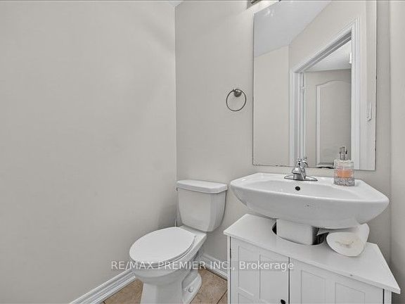 5th image of 164 Matthewson Ave