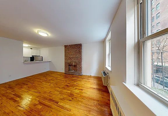 3rd image of 118 E 92nd St APT 4B