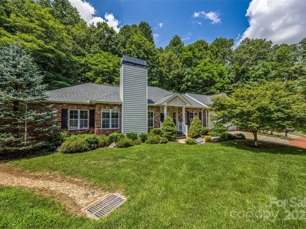 623 Carriage Commons Dr, Hendersonville, NC 28791