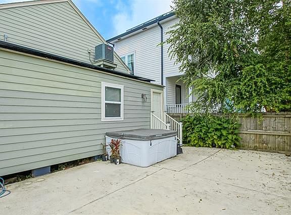 4th image of 2301 Delachaise St