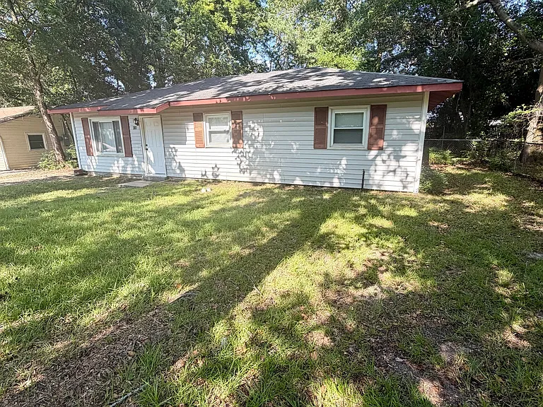 814 Crestwood Ter — Photo 2