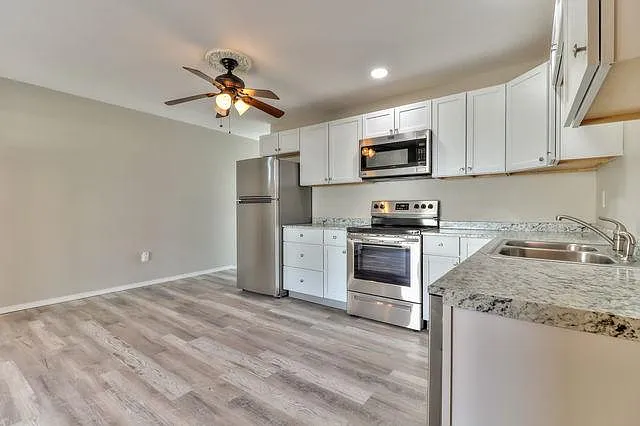 1512 Kings Way — Photo 3
