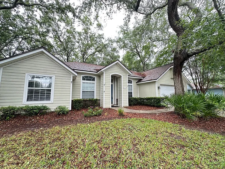 1803 Canterbury Ln — Photo 2
