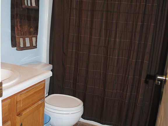 Bathroom 1 - Full w/Tub