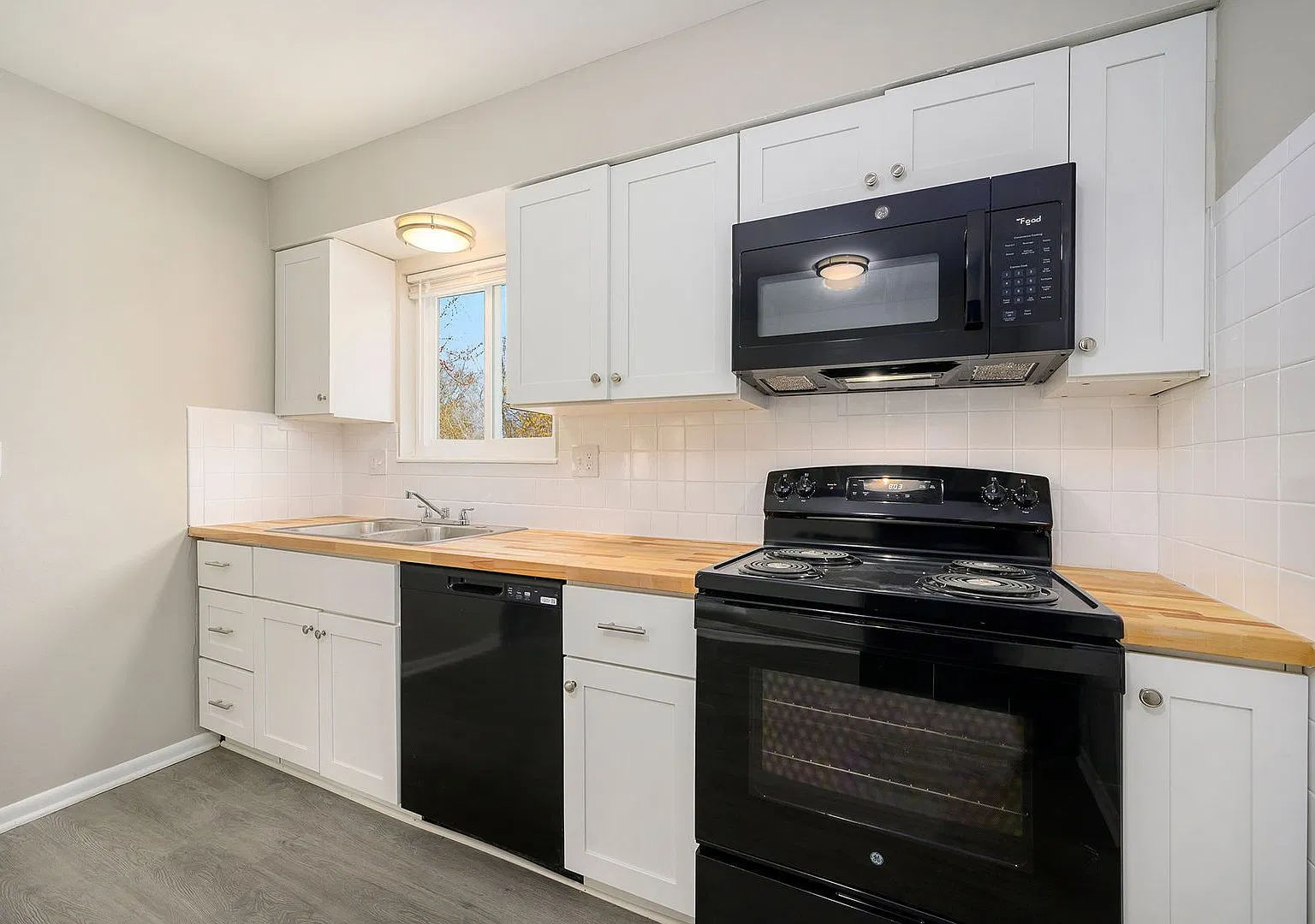 2BR/1BA Gladstone - Washer/Dryer in unit — Photo 2