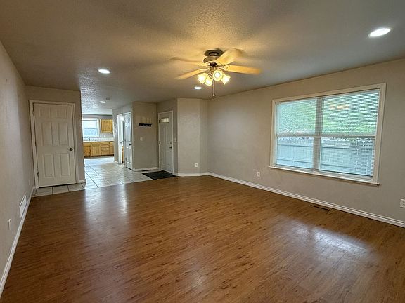 3rd image of 321 W Myrtle St