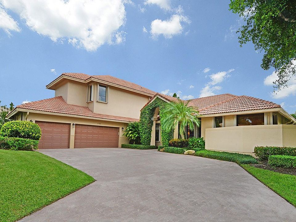 Home For Sale In Woodfield Country Club