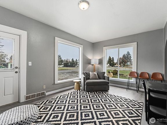 4th image of 214 Hamilton Street
