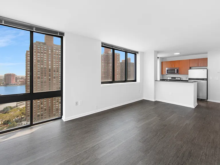 408 E 92nd St #33B — Photo 4