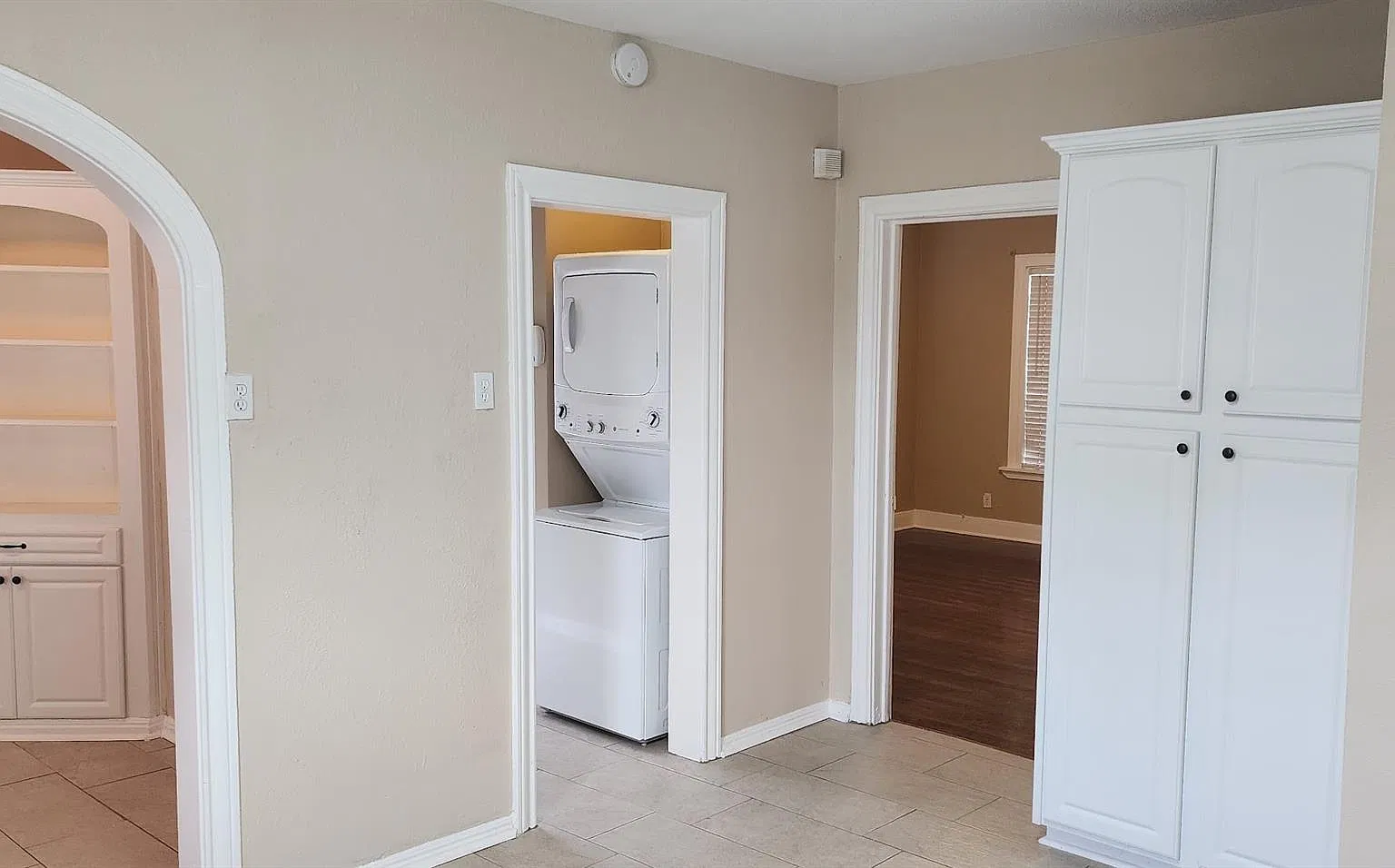 3 bed, 1.0 bath, 3416 sqft, $1,800 — Photo 3