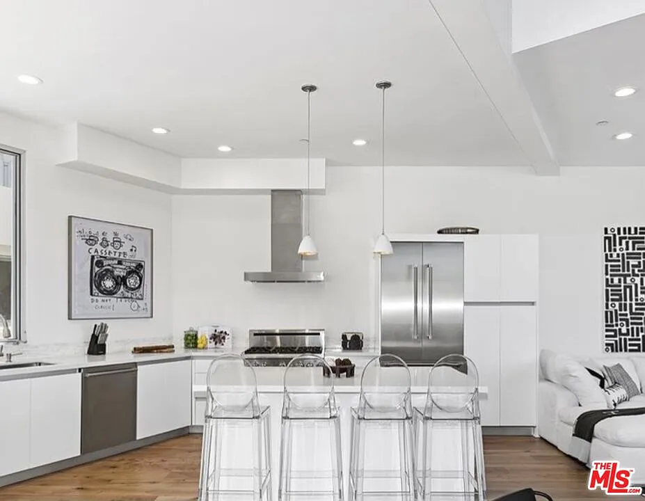 2 bed, 2.5 bath, 2000 sqft, $11,500 — Photo 3