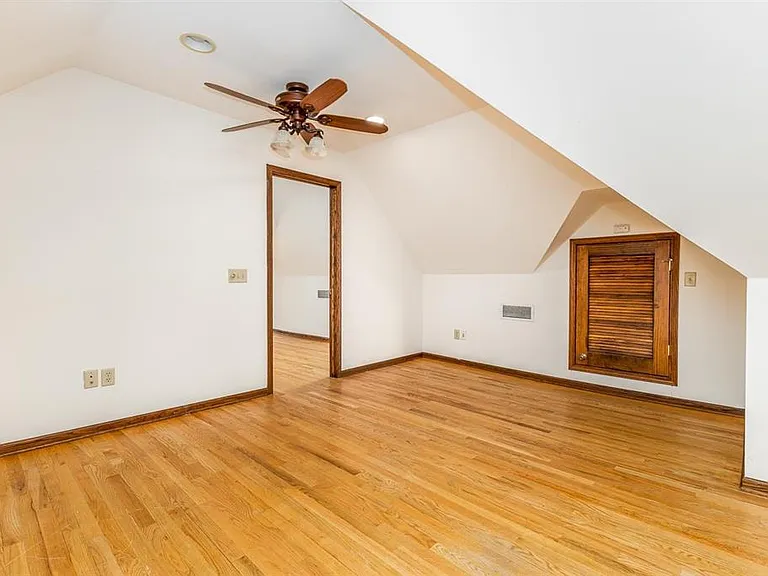 910 University Ave — Photo 28
