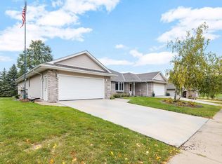 979 Spruce St, Hartford, WI 53027