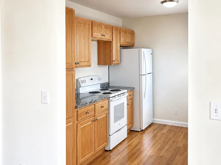 90 Townsend Ave — Photo 1