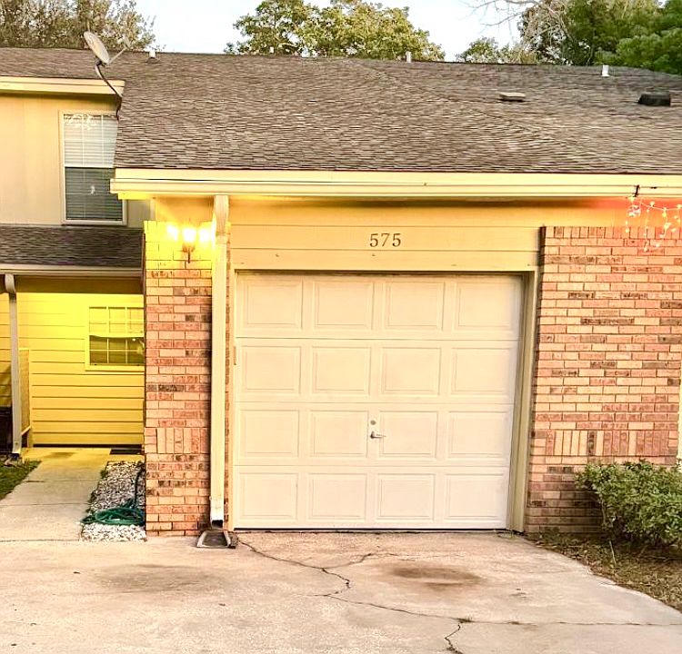 1st image of 575 Emerald Ln