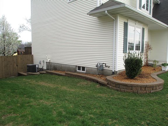 4th image of 822 Edgewater Drive