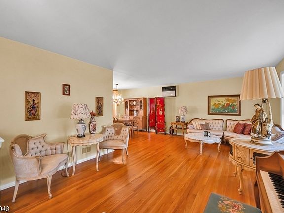 4th image of 204 Tryon Pl