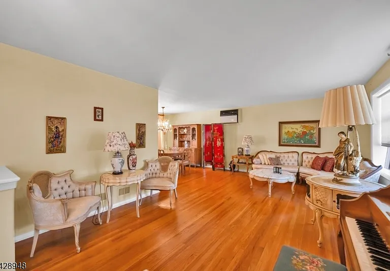 204 Tryon Pl — Photo 4