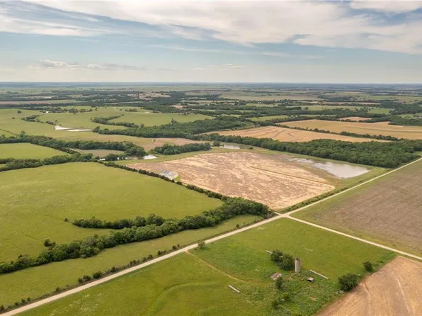 27699 S Hoch Rd, Osage City, KS 66523