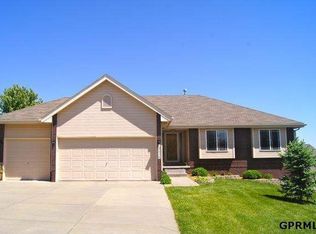 19526 Cottonwood Cir, Elkhorn, NE 68022
