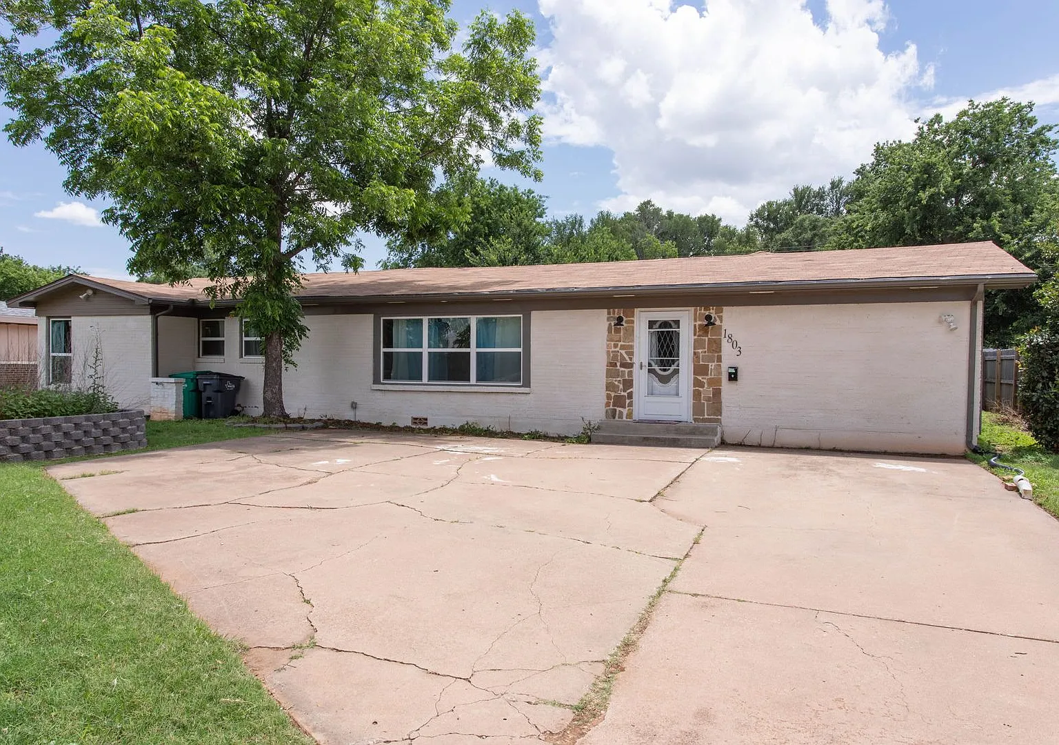 Updated 3BR/3BA, 2,300+ sq ft home !! — Photo 1