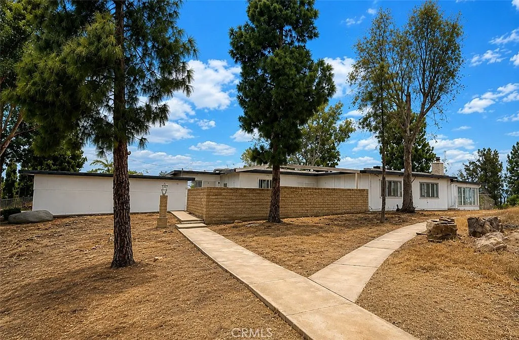 3 bed, 2260 sqft, $3,899 — Photo 2