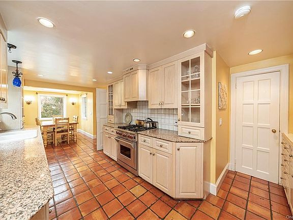 4th image of 8 Southwoods Ln