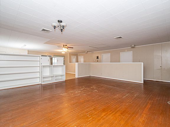 5th image of 216 Ruth St