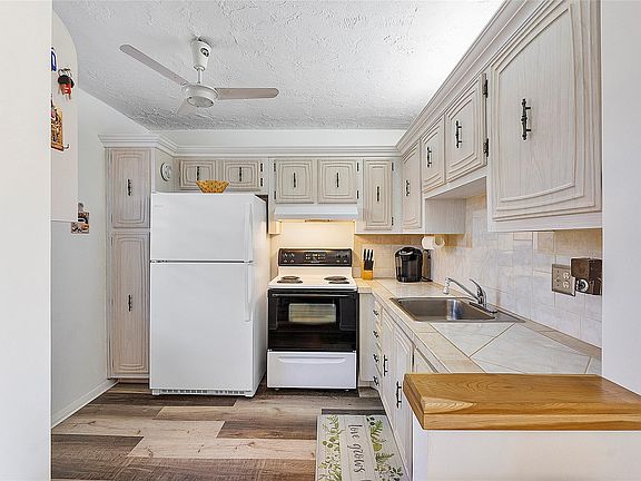 5th image of 2861 Somerset Drive #418