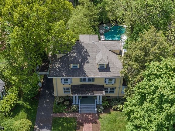 2nd image of 146 Irving Ave