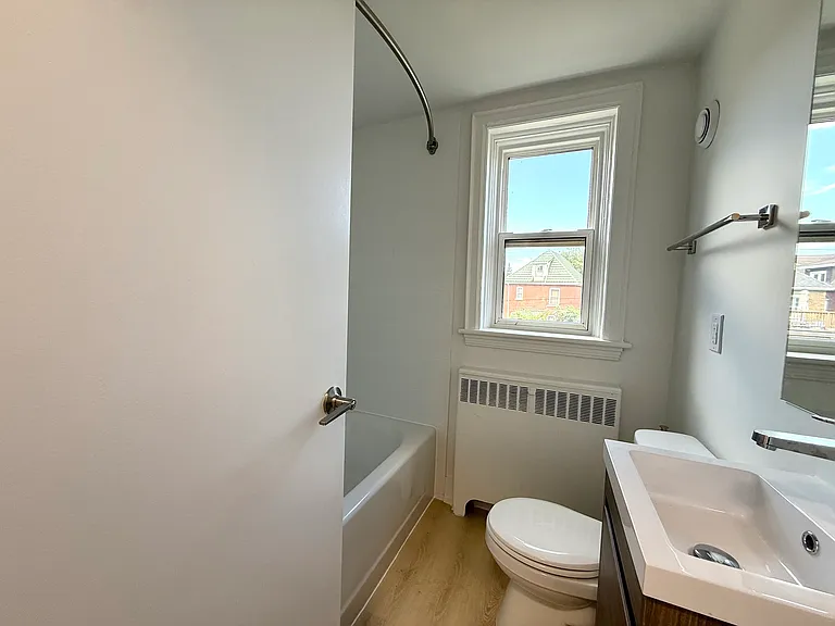1024 King St E — Photo 8