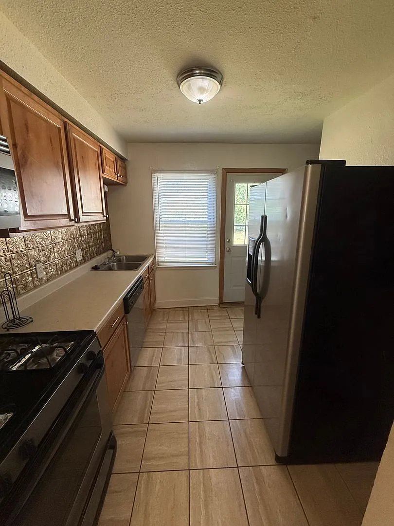 2 Bedroom Single Family Home Pet Friendly — Photo 4