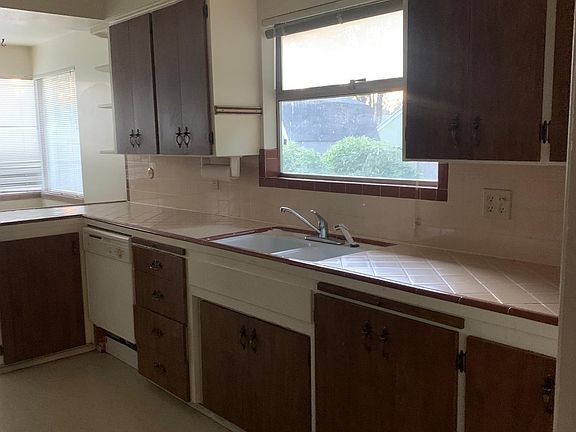 4th image of 11812 SE 56th St