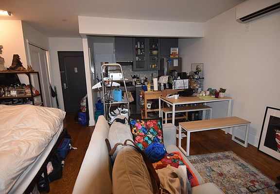 4th image of 263 W 131st St