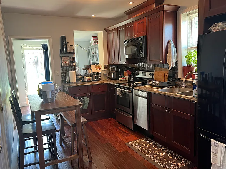 422 Gold St — Photo 17