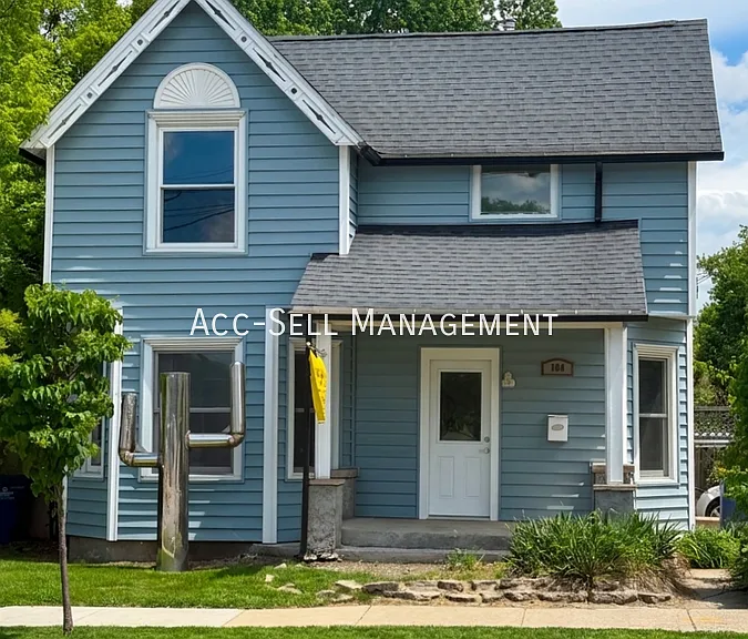 104 Diamond Ave SE #1 — Photo 1
