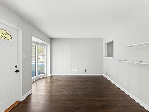 4th image of 1120 Gahan Dr