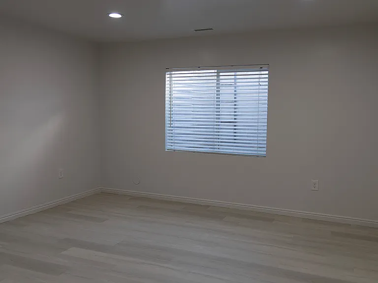 1066 E Searle Ln — Photo 14