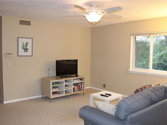 4th image of 584 Eastbrooke Ln