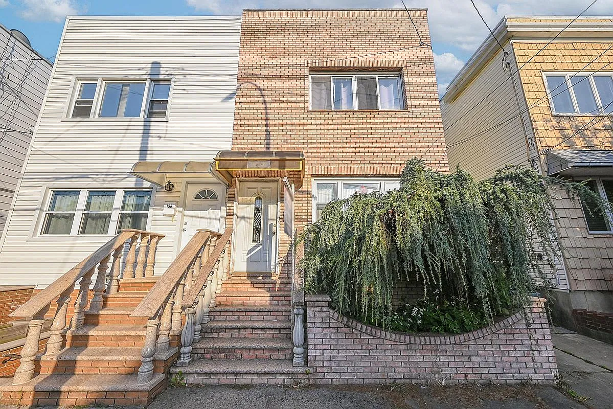 194 Bay 7 St photo 1
