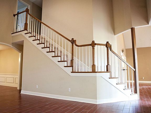 5th image of 8 Briarwood Cir