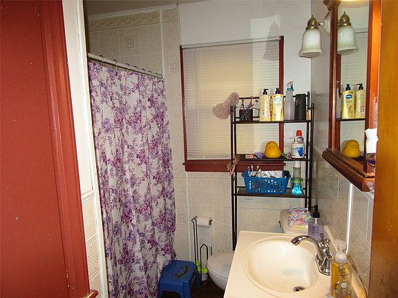 5th image of 506 Center St
