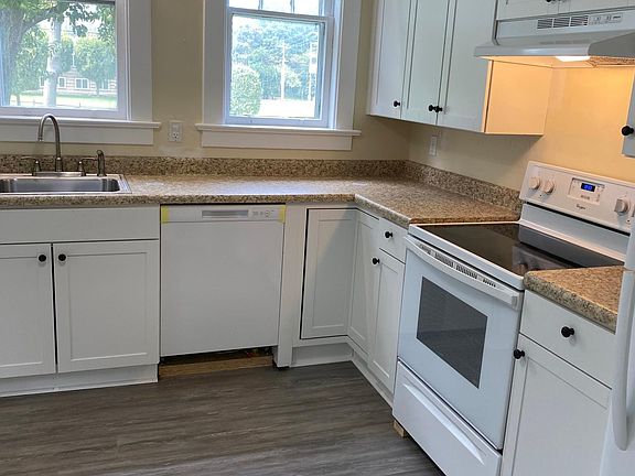 Kitchen w LVT Flooring