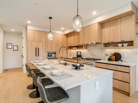 5th image of 359 Laval St #104