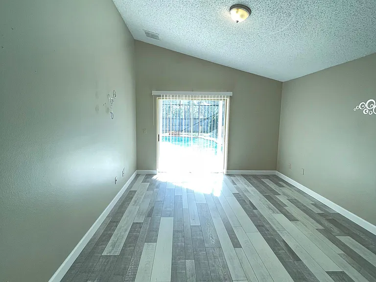 9303 Rockrose Dr — Photo 32