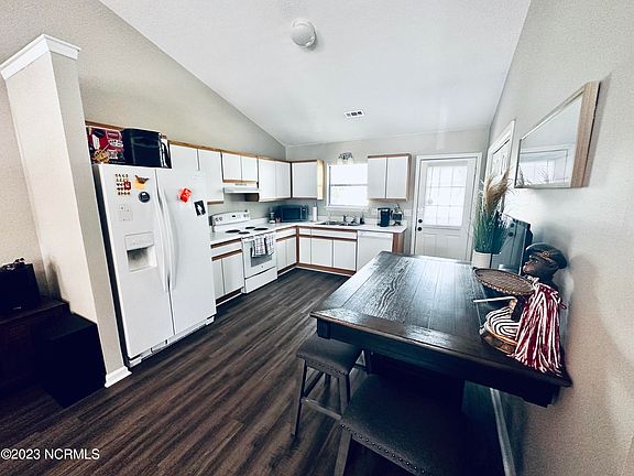 5th image of 222 Wyndham Circle #A